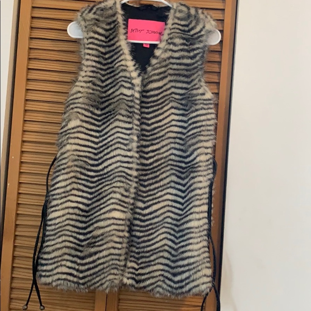 Betsy Johnson faux fur vest xs